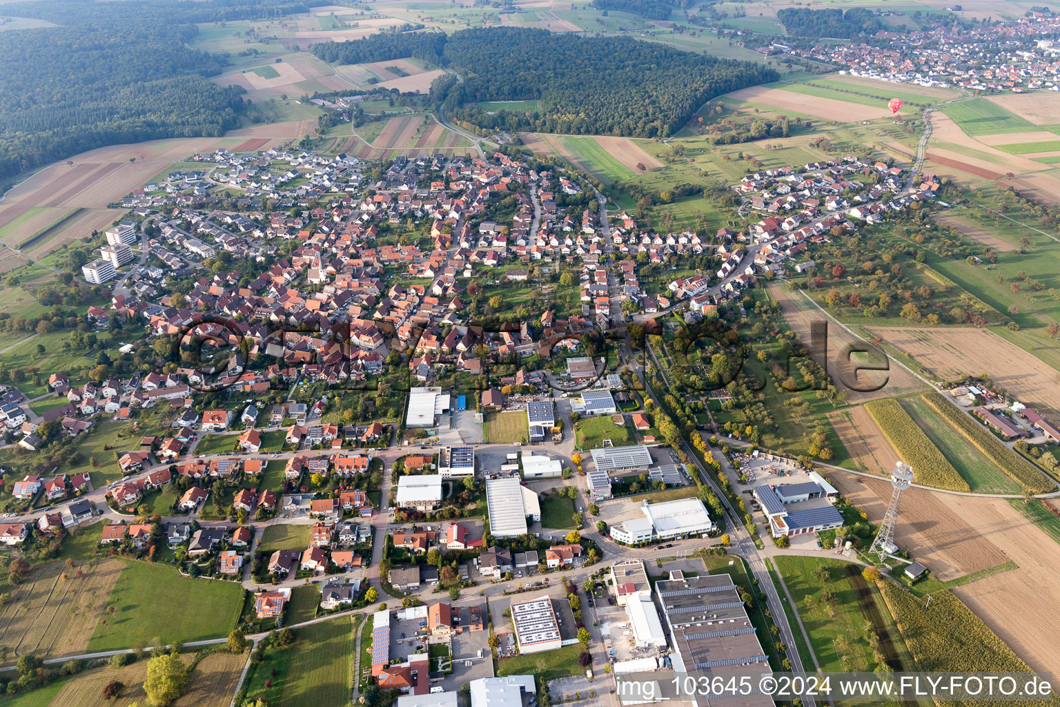 Vue aérienne de Du sud à le quartier Göbrichen in Neulingen dans le département Bade-Wurtemberg, Allemagne