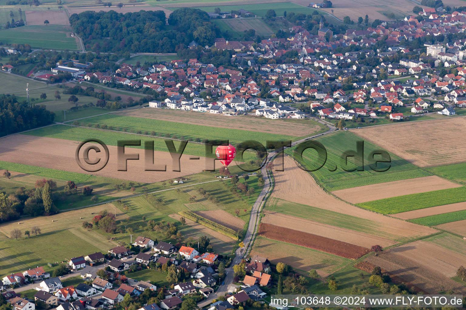 Vue aérienne de Montgolfière Sparkasse à le quartier Bauschlott in Neulingen dans le département Bade-Wurtemberg, Allemagne