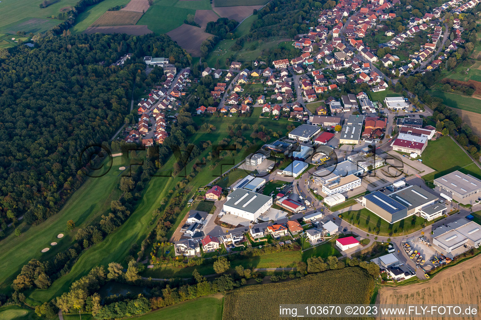Vue aérienne de Zone industrielle Otto-Hahn-Straße à le quartier Dürrn in Ölbronn-Dürrn dans le département Bade-Wurtemberg, Allemagne