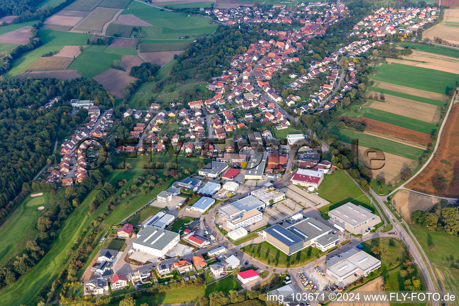 Vue aérienne de Zone industrielle Otto-Hahn-Straße à le quartier Dürrn in Ölbronn-Dürrn dans le département Bade-Wurtemberg, Allemagne