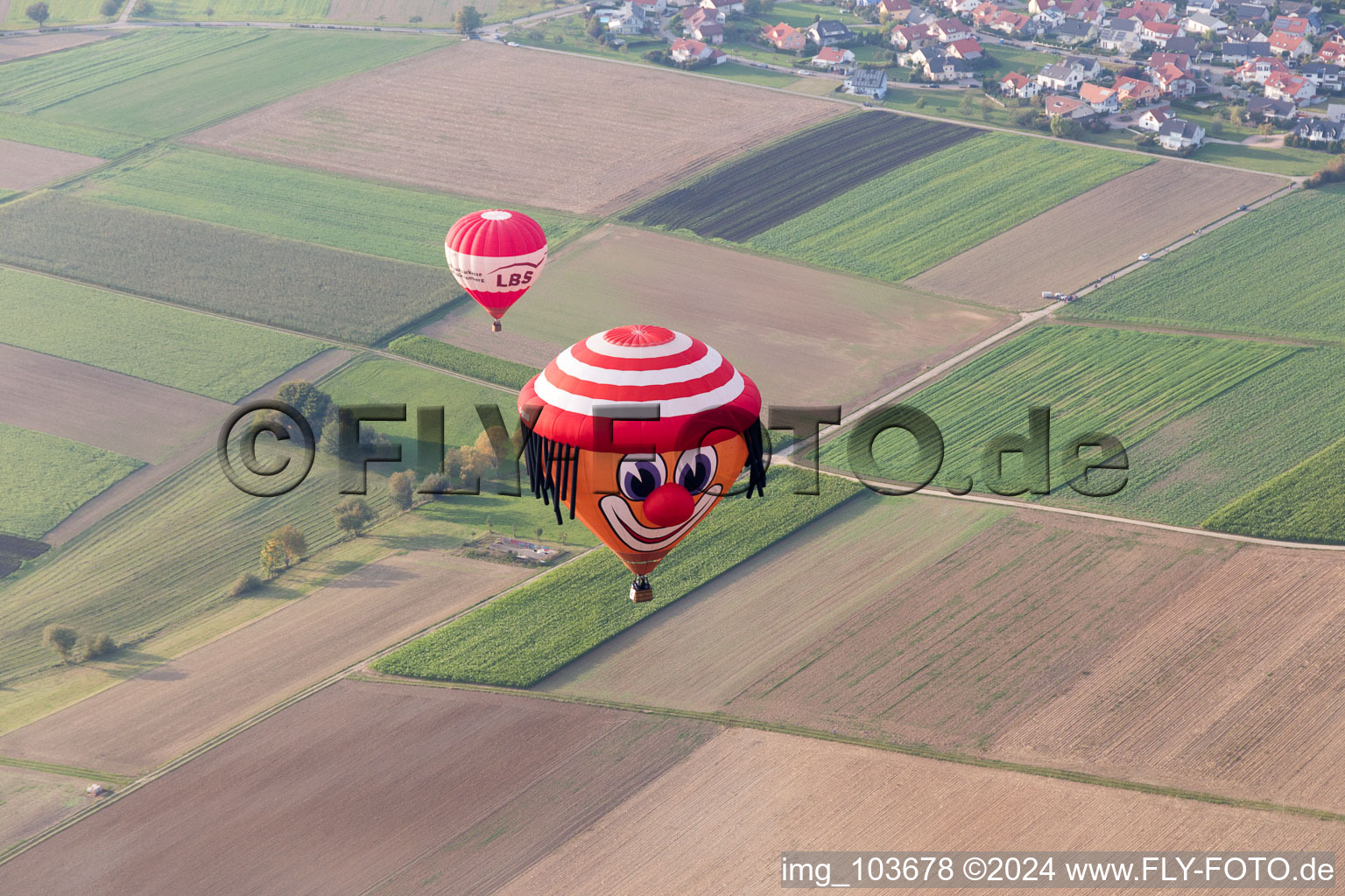 Vue aérienne de Montgolfière avec visage de chapeau à le quartier Bauschlott in Neulingen dans le département Bade-Wurtemberg, Allemagne