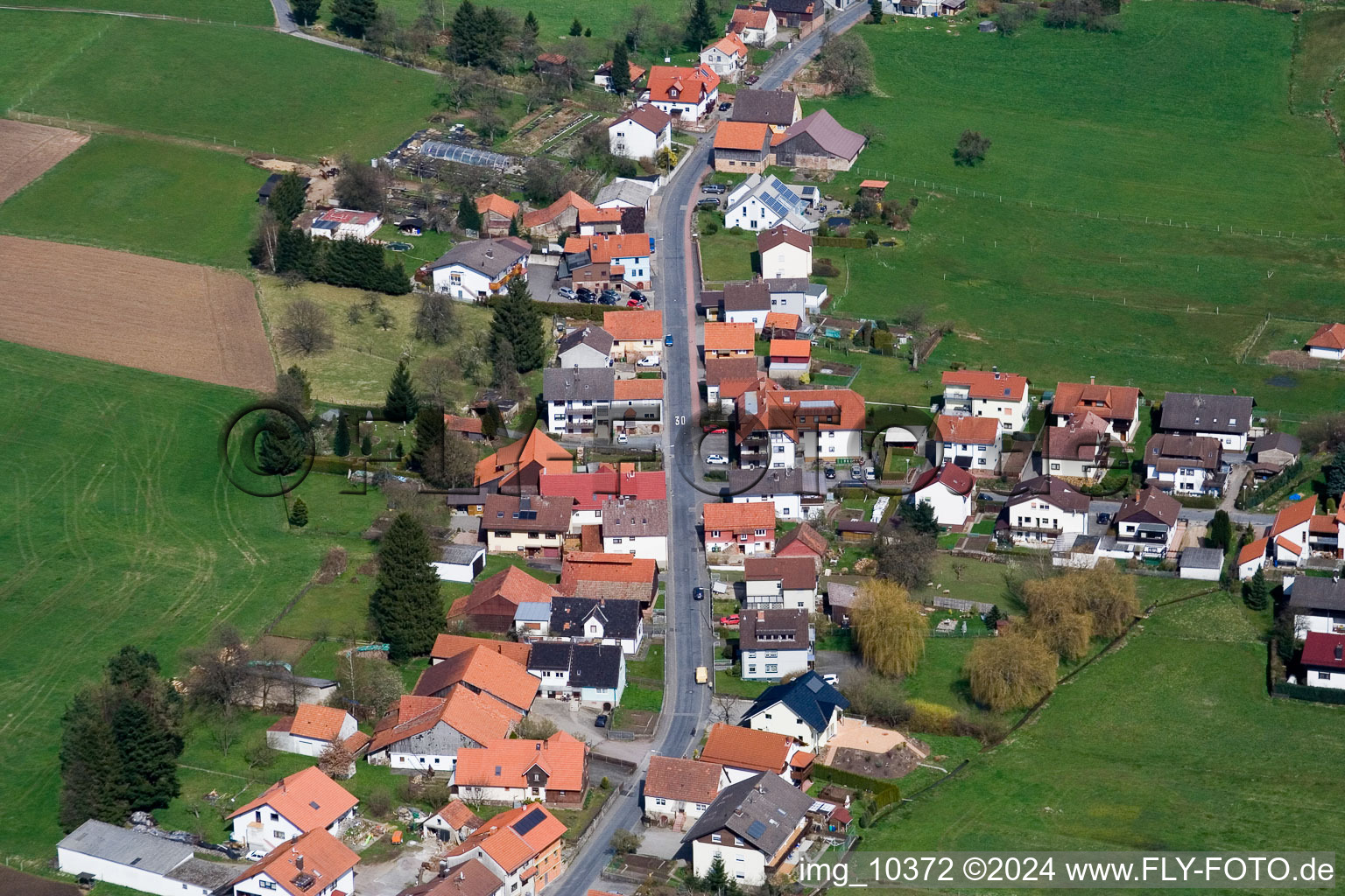 Vue oblique de Vue des rues et des maisons des quartiers résidentiels à le quartier Affolterbach in Wald-Michelbach dans le département Hesse, Allemagne