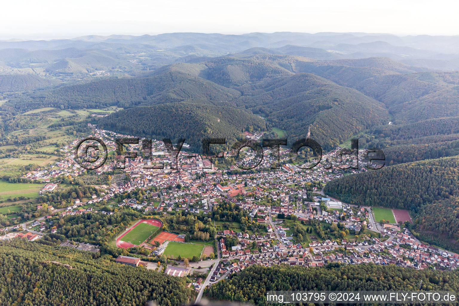 Vue oblique de Hauenstein dans le département Rhénanie-Palatinat, Allemagne