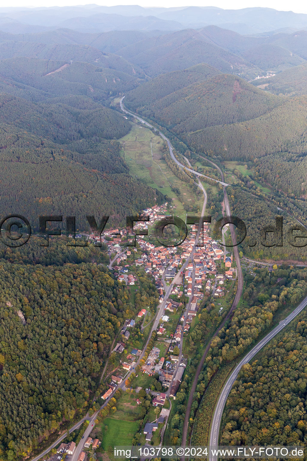 Vue aérienne de Champs agricoles et surfaces utilisables à Wilgartswiesen dans le département Rhénanie-Palatinat, Allemagne