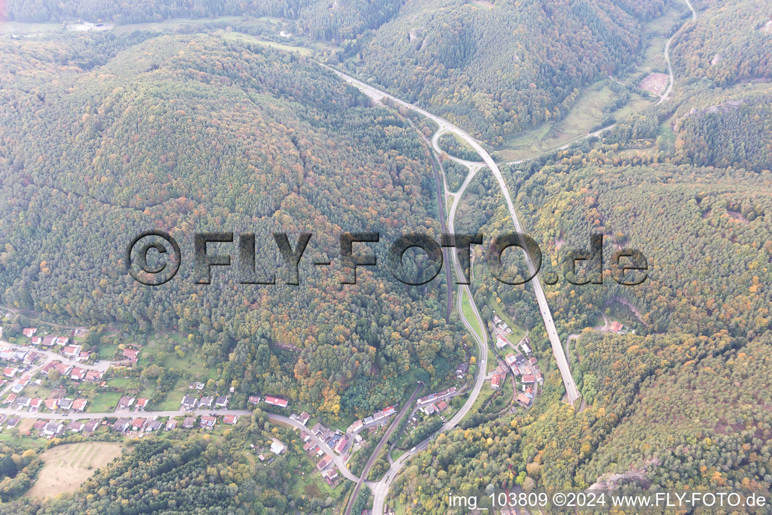 Vue aérienne de Rinnthal dans le département Rhénanie-Palatinat, Allemagne