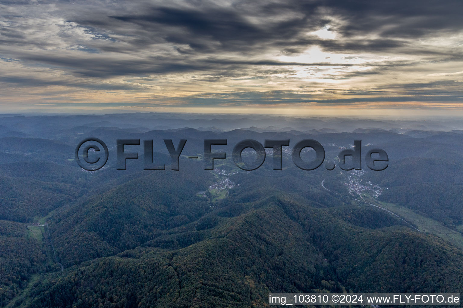 Vue aérienne de Paysage forestier et montagneux de la forêt du Palatinat au coucher du soleil entre Spirkelbach et Wilgartswiesen à Spirkelbach dans le département Rhénanie-Palatinat, Allemagne