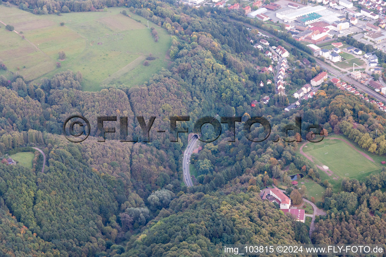 Vue aérienne de Portail du tunnel B48 à le quartier Sarnstall in Annweiler am Trifels dans le département Rhénanie-Palatinat, Allemagne