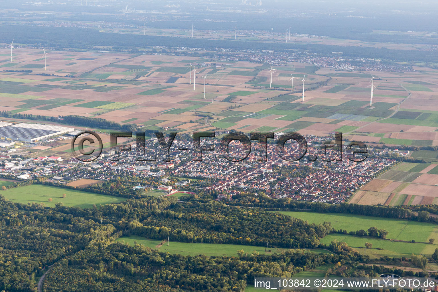 Offenbach an der Queich dans le département Rhénanie-Palatinat, Allemagne du point de vue du drone