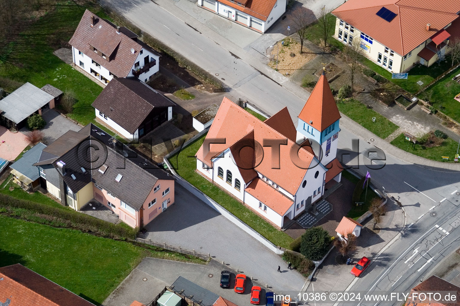 Vue des rues et des maisons des quartiers résidentiels à le quartier Affolterbach in Wald-Michelbach dans le département Hesse, Allemagne d'en haut