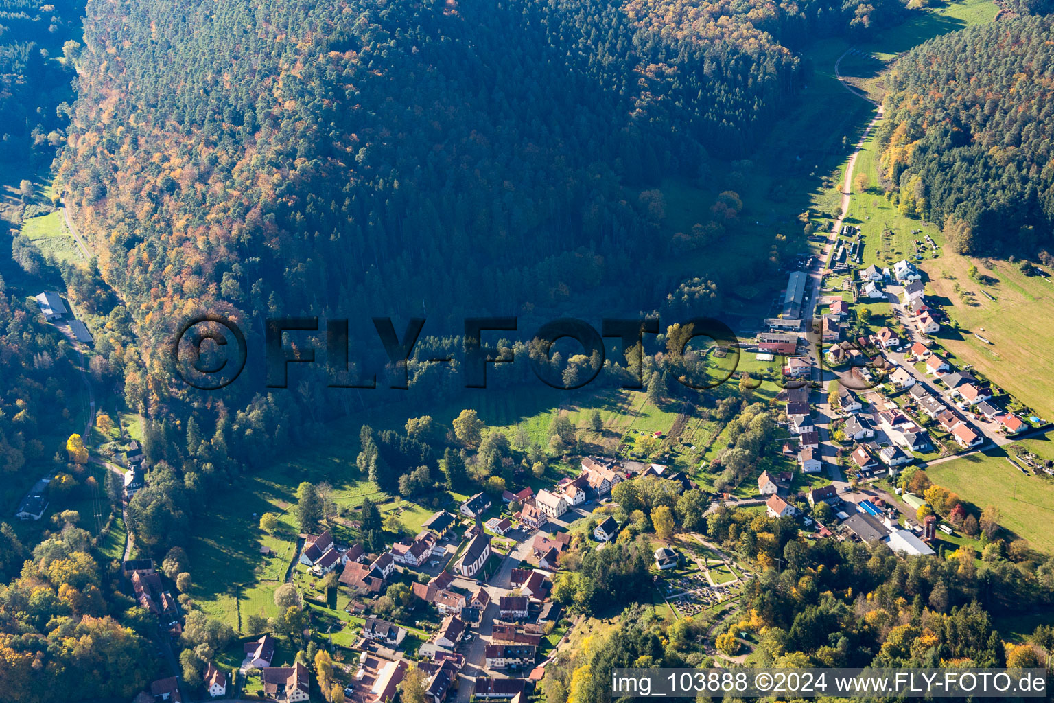 Vue aérienne de Bobenthal dans le département Rhénanie-Palatinat, Allemagne