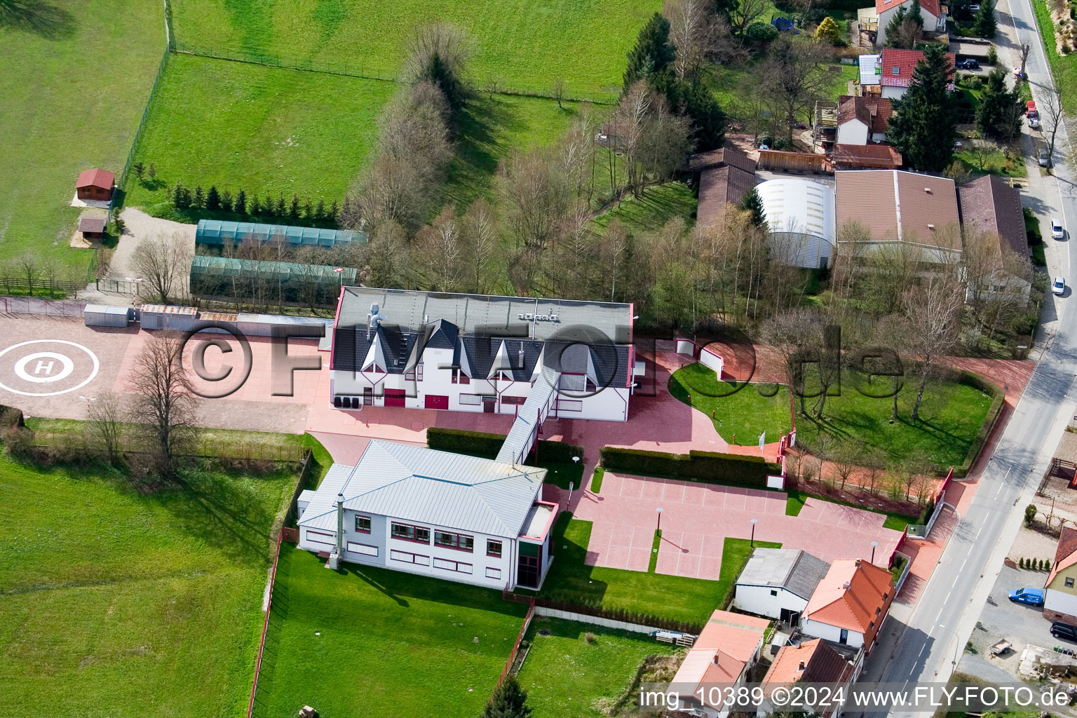 Vue des rues et des maisons des quartiers résidentiels à le quartier Affolterbach in Wald-Michelbach dans le département Hesse, Allemagne hors des airs