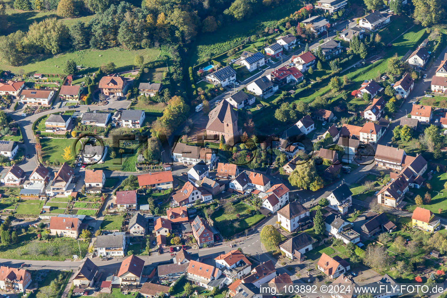 Vue aérienne de Bâtiment d'église au centre du village à Niederschlettenbach dans le département Rhénanie-Palatinat, Allemagne