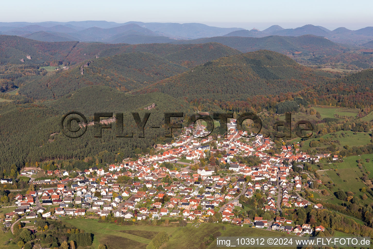 Vue aérienne de Busenberg dans le département Rhénanie-Palatinat, Allemagne