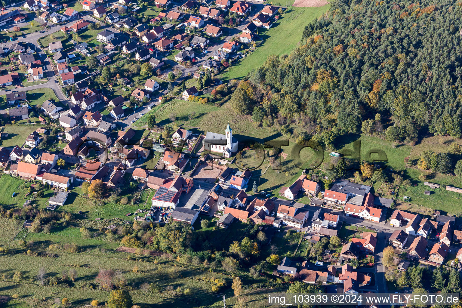 Vue aérienne de Vue sur le village à Schindhard dans le département Rhénanie-Palatinat, Allemagne