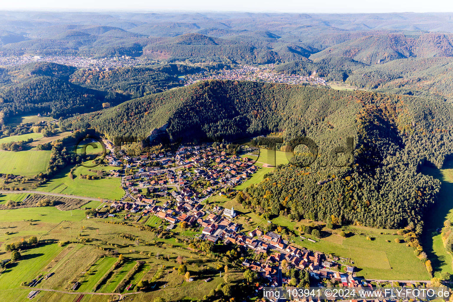Vue aérienne de Champs agricoles et surfaces utilisables à Schindhard dans le département Rhénanie-Palatinat, Allemagne