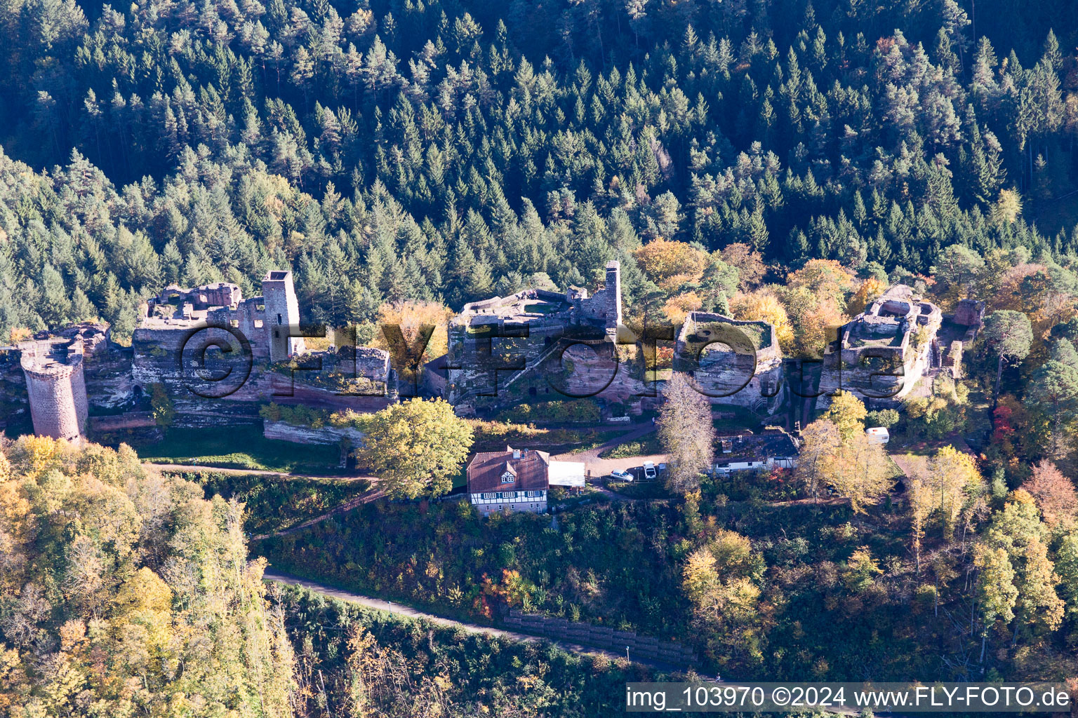 Châteaux d'Altdahn et de Neudahn à Dahn dans le département Rhénanie-Palatinat, Allemagne vue d'en haut