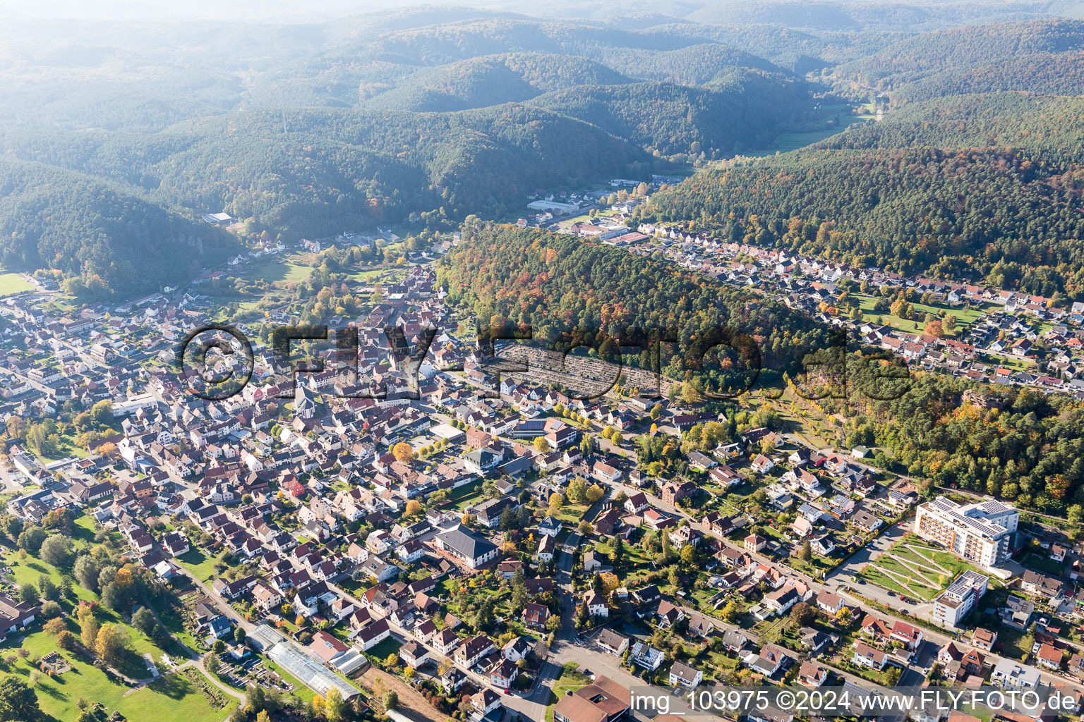 Dahn dans le département Rhénanie-Palatinat, Allemagne depuis l'avion