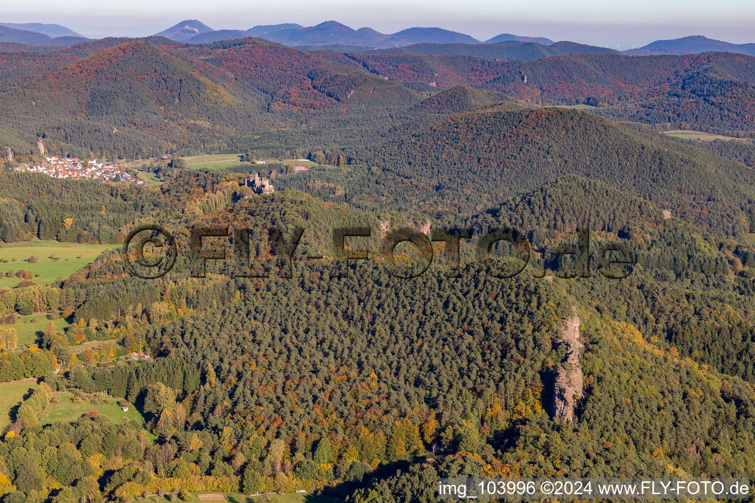 Vue d'oiseau de Dahn dans le département Rhénanie-Palatinat, Allemagne