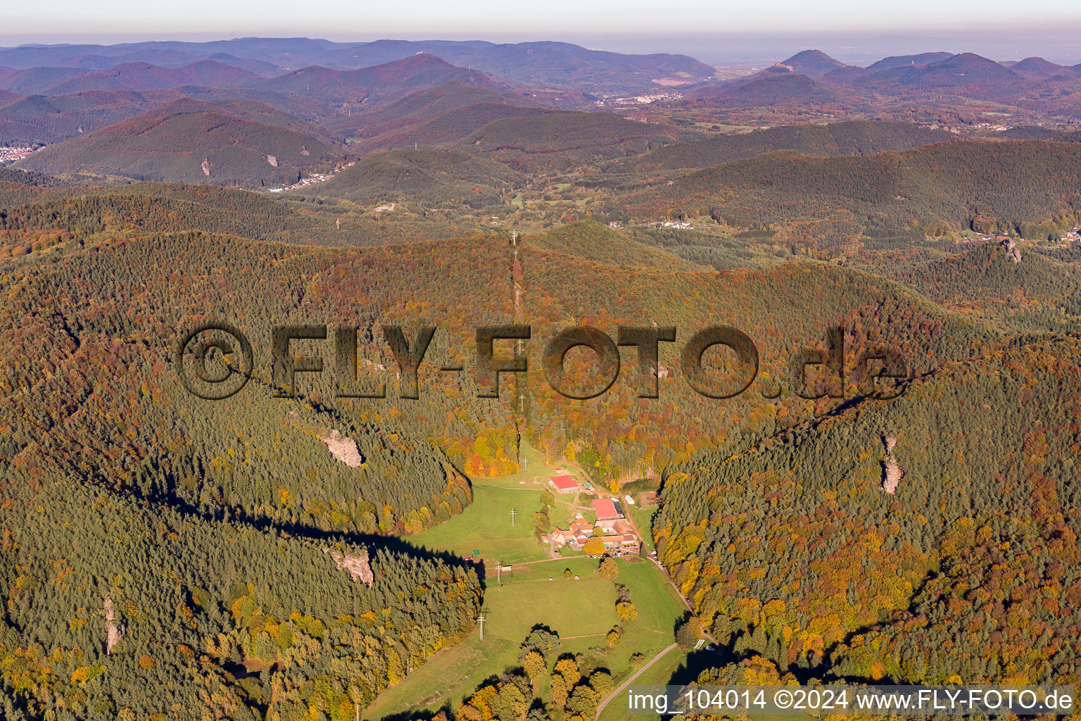 Vue aérienne de Bärenbrunnerhof dans la vallée de Bärenbrunner à Busenberg dans le département Rhénanie-Palatinat, Allemagne