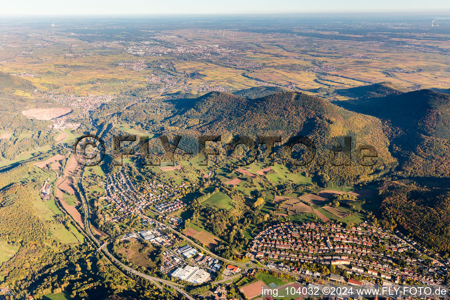 Vue aérienne de Vue des rues et des maisons des quartiers résidentiels à le quartier Queichhambach in Annweiler am Trifels dans le département Rhénanie-Palatinat, Allemagne