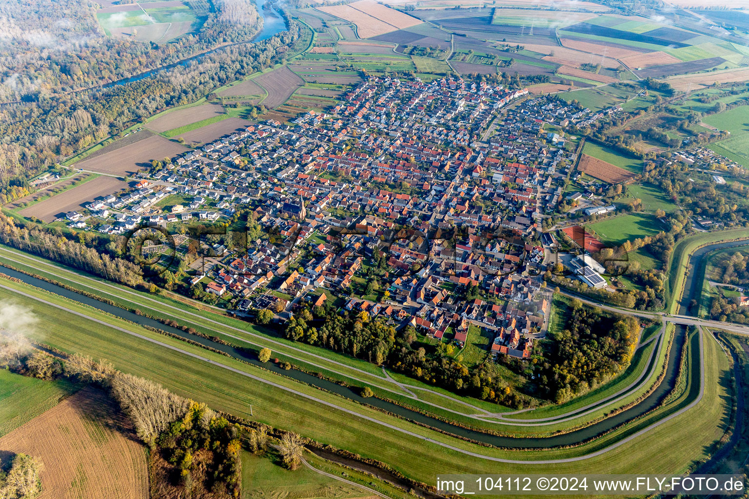 Vue oblique de Vue sur le village à le quartier Rußheim in Dettenheim dans le département Bade-Wurtemberg, Allemagne