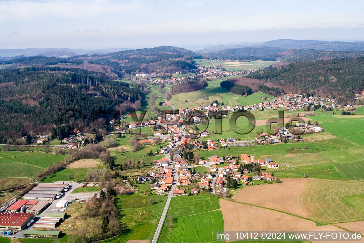 Vue des rues et des maisons des quartiers résidentiels à le quartier Affolterbach in Wald-Michelbach dans le département Hesse, Allemagne vue d'en haut