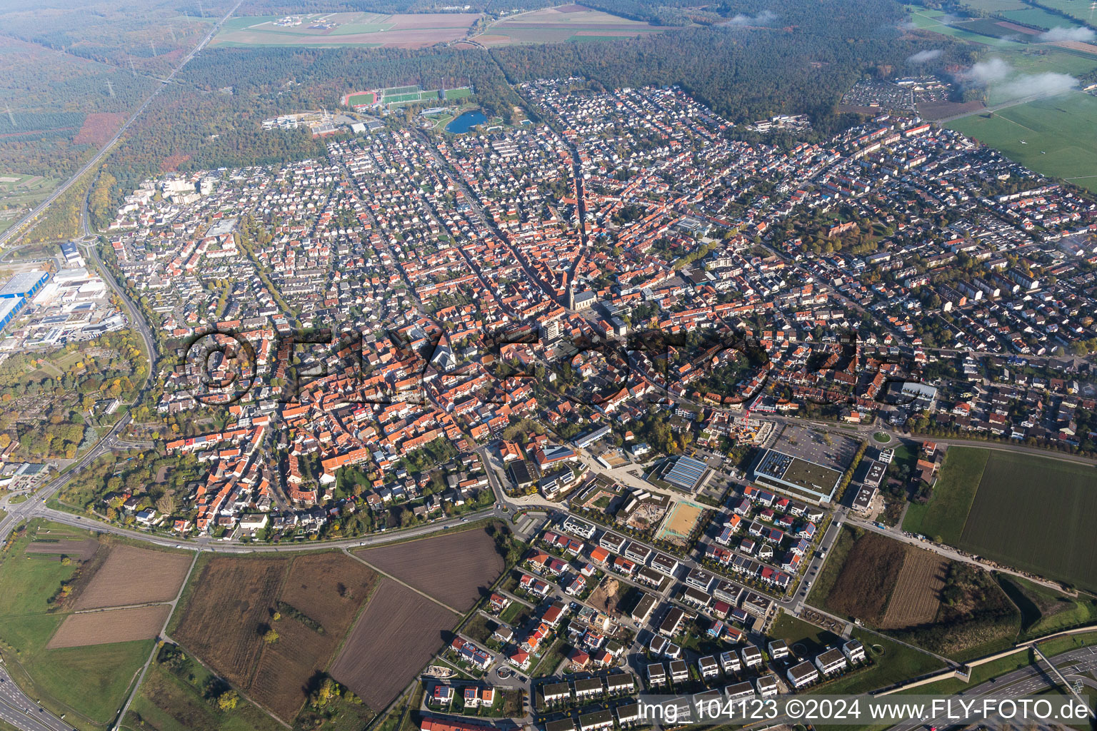 Vue aérienne de Vue des rues et des maisons des quartiers résidentiels à Walldorf dans le département Bade-Wurtemberg, Allemagne