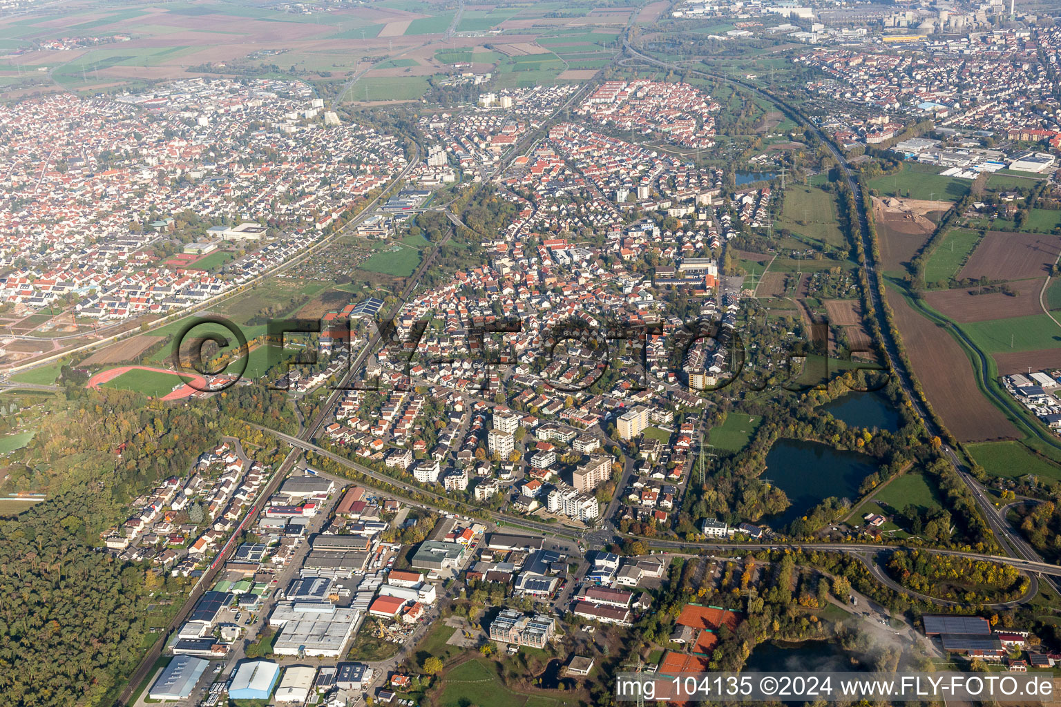 Vue aérienne de Vue des rues et des maisons des quartiers résidentiels à le quartier Sankt Ilgen in Leimen dans le département Bade-Wurtemberg, Allemagne