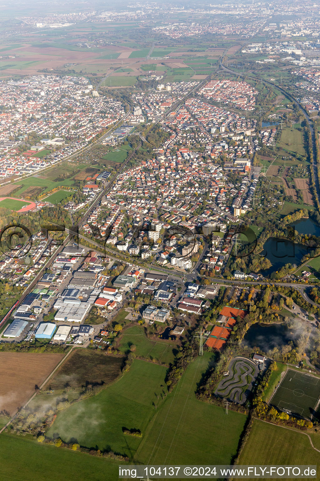 Vue aérienne de Vue des rues et des maisons des quartiers résidentiels à le quartier Sankt Ilgen in Leimen dans le département Bade-Wurtemberg, Allemagne