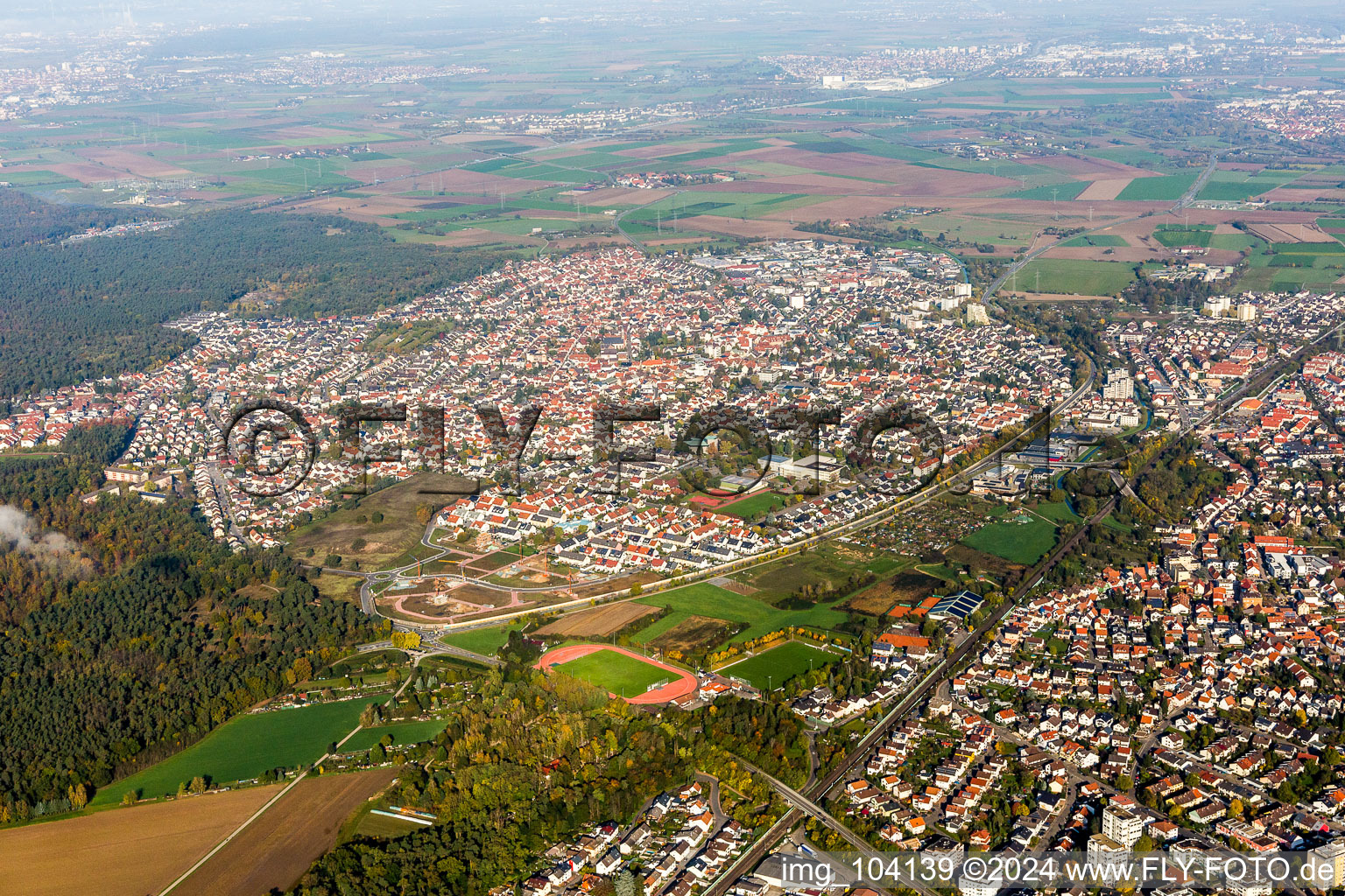 Vue aérienne de Vue des rues et des maisons des quartiers résidentiels à Sandhausen dans le département Bade-Wurtemberg, Allemagne