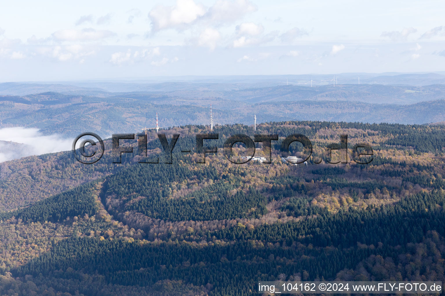 Vue aérienne de Tours de transmission à le quartier Königstuhl in Heidelberg dans le département Bade-Wurtemberg, Allemagne