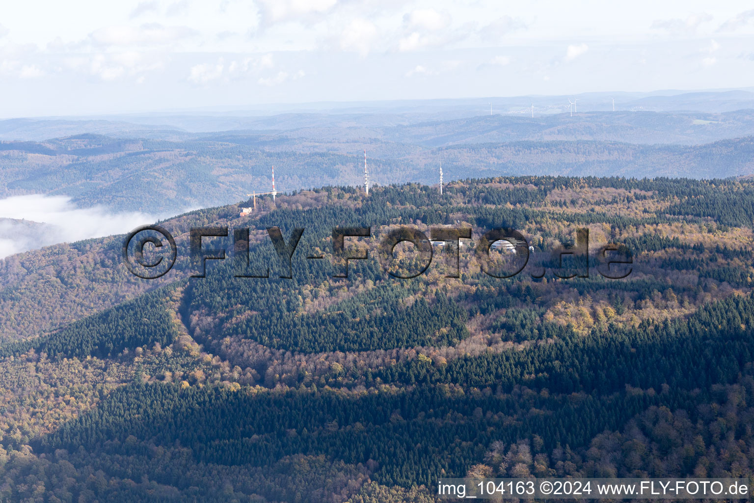 Vue aérienne de Tours de transmission à le quartier Königstuhl in Heidelberg dans le département Bade-Wurtemberg, Allemagne