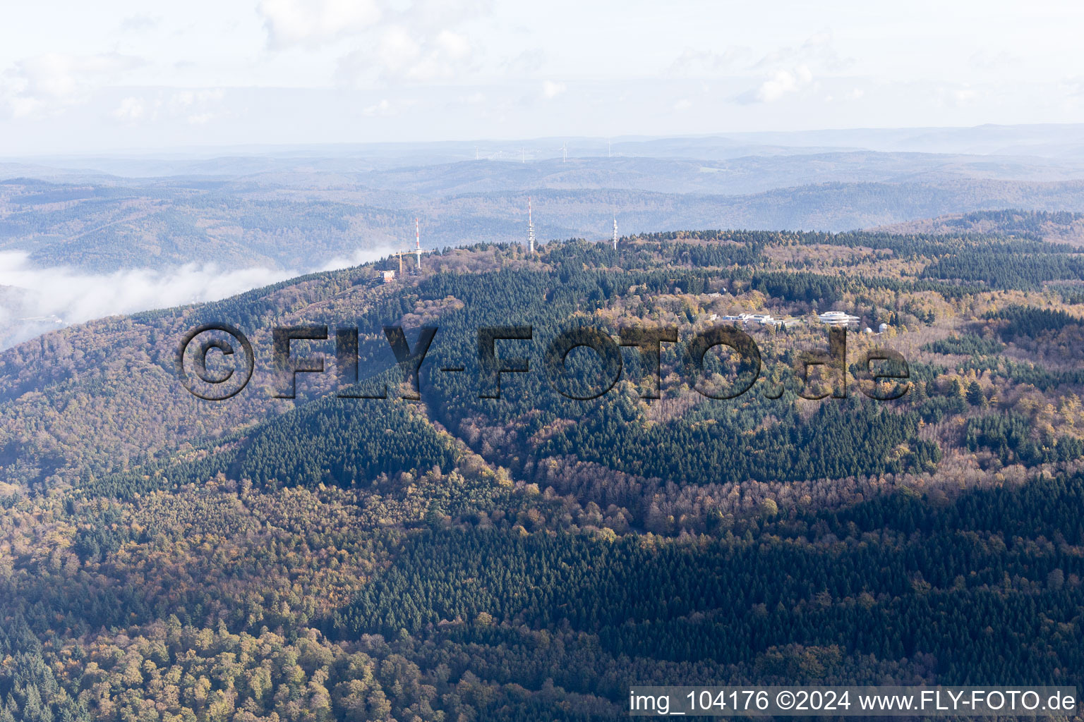 Photographie aérienne de Tours de transmission à le quartier Königstuhl in Heidelberg dans le département Bade-Wurtemberg, Allemagne