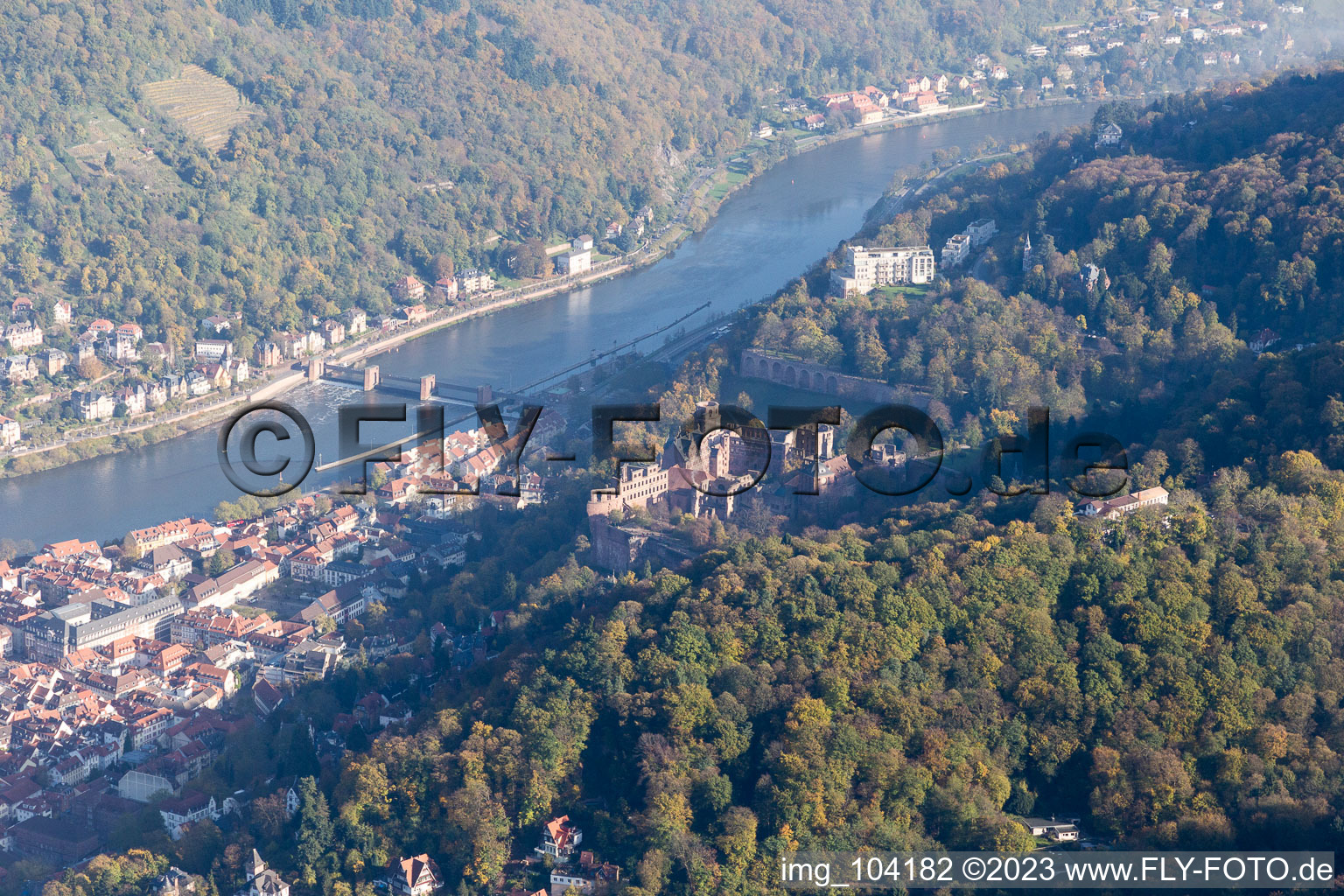 Vue aérienne de Vieille ville, vieux pont sur le Neckar, château à le quartier Kernaltstadt in Heidelberg dans le département Bade-Wurtemberg, Allemagne