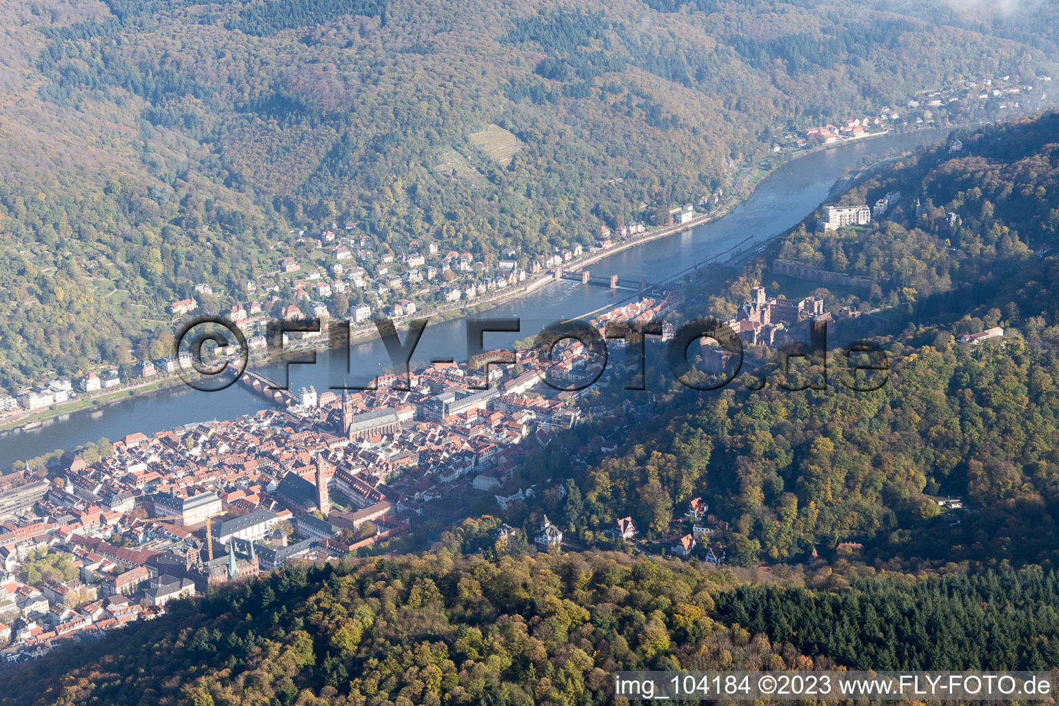 Vue oblique de Vieille ville, vieux pont sur le Neckar, château à le quartier Kernaltstadt in Heidelberg dans le département Bade-Wurtemberg, Allemagne