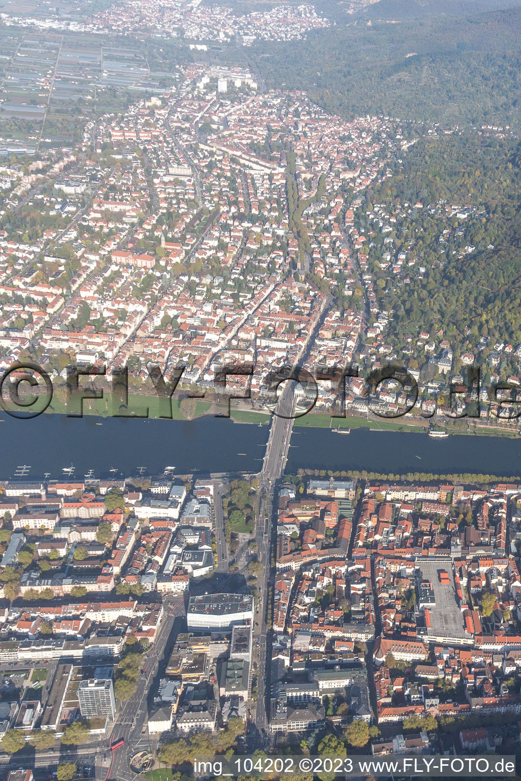 Vue aérienne de Pont Theodor Heuss pour la B3 sur le Neckar à le quartier Voraltstadt in Heidelberg dans le département Bade-Wurtemberg, Allemagne