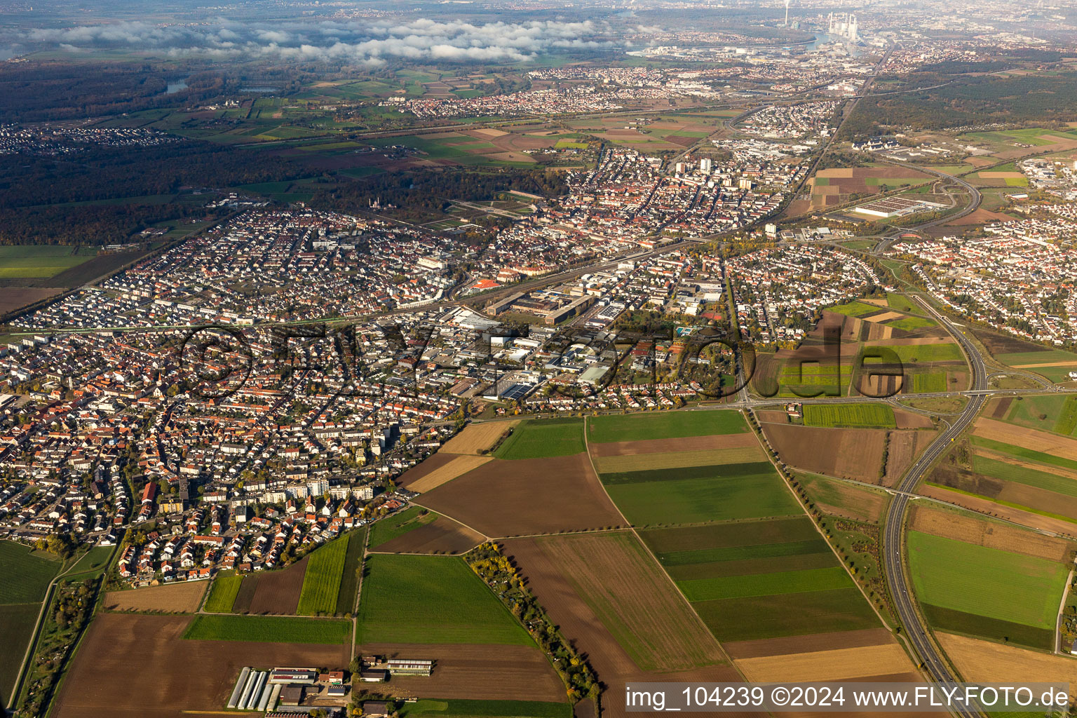 Vue aérienne de Vue des rues et des maisons des quartiers résidentiels à Oftersheim dans le département Bade-Wurtemberg, Allemagne