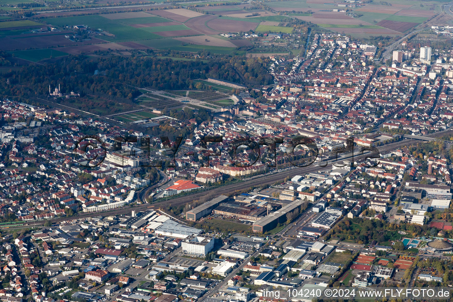 Schwetzingen dans le département Bade-Wurtemberg, Allemagne vue du ciel