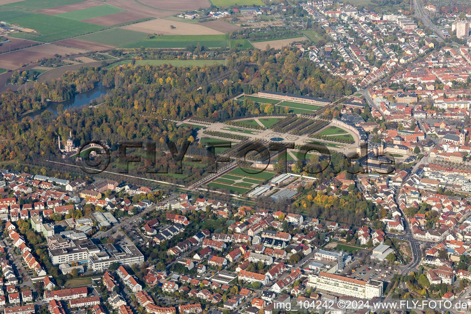 Vue aérienne de Parc rococo du jardin et château Schwetzingen à Schwetzingen dans le département Bade-Wurtemberg, Allemagne