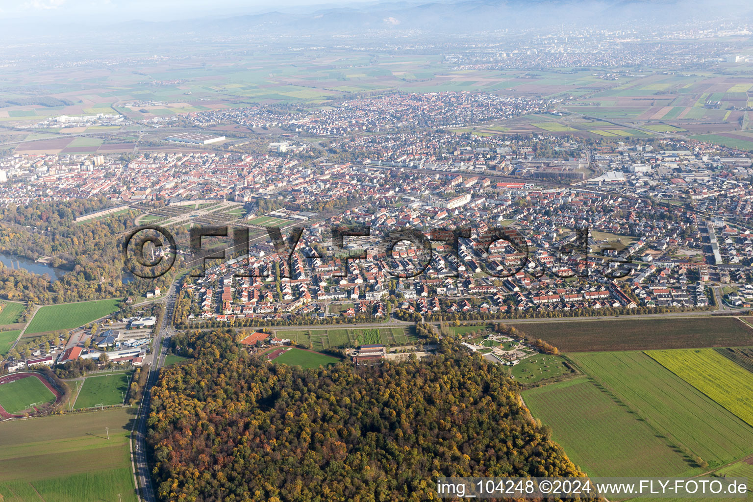 Schwetzingen dans le département Bade-Wurtemberg, Allemagne du point de vue du drone