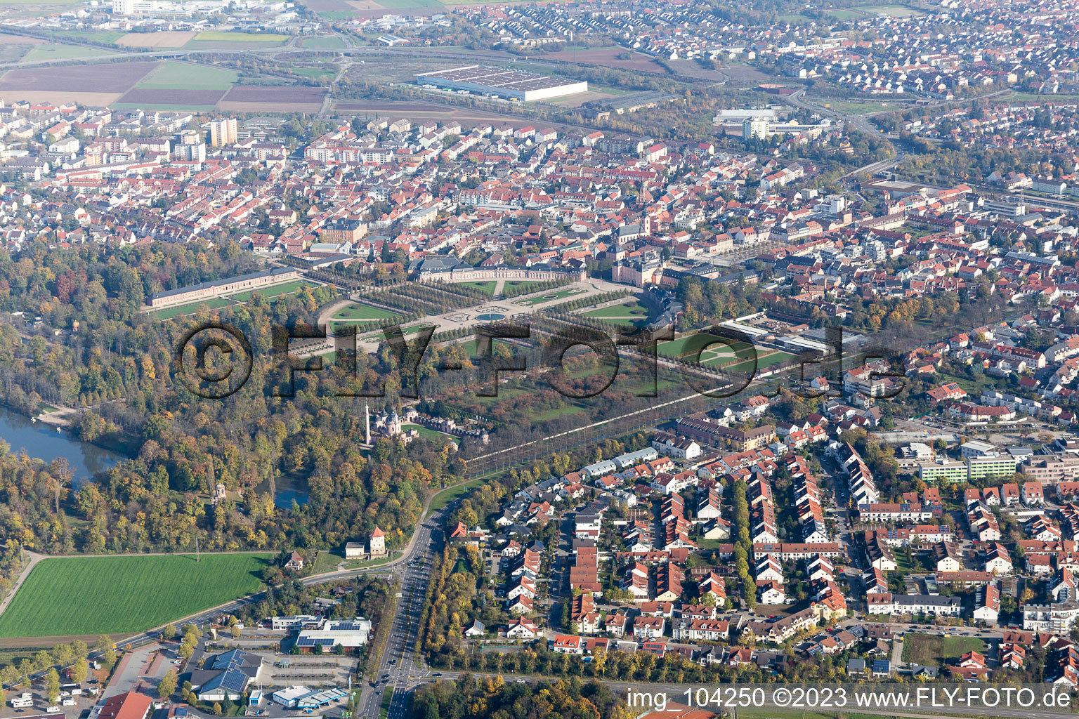 Schwetzingen dans le département Bade-Wurtemberg, Allemagne vu d'un drone