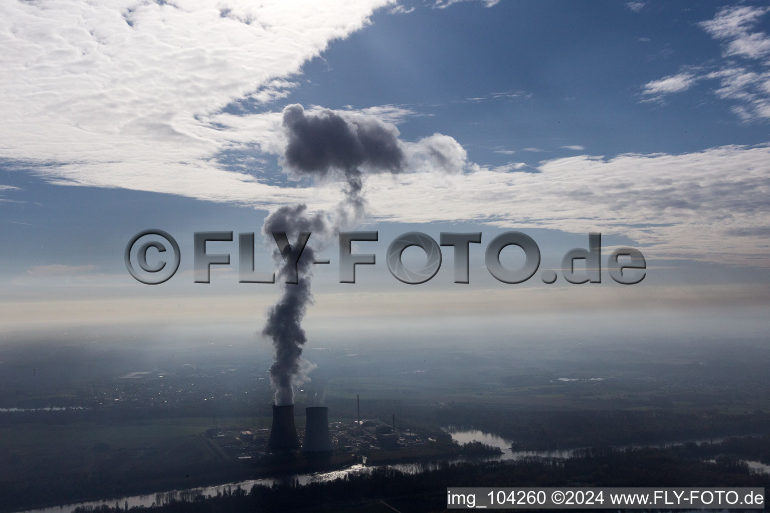 Vue aérienne de Colonne de vapeur au-dessus de la tour de refroidissement de la centrale nucléaire d'EnBW Kernkraft GmbH sur le Rheinschanzinsel sur le Rhin à Philippsburg dans le département Bade-Wurtemberg, Allemagne