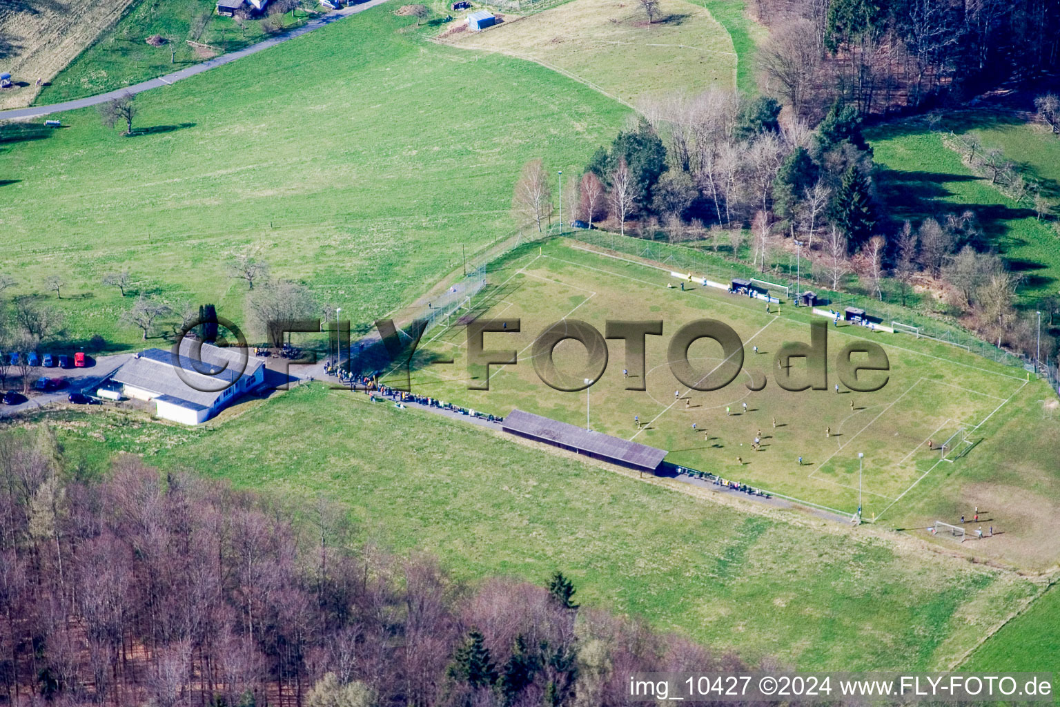 Vue aérienne de Terrain de football Hiltersklingen à le quartier Hiltersklingen in Mossautal dans le département Hesse, Allemagne