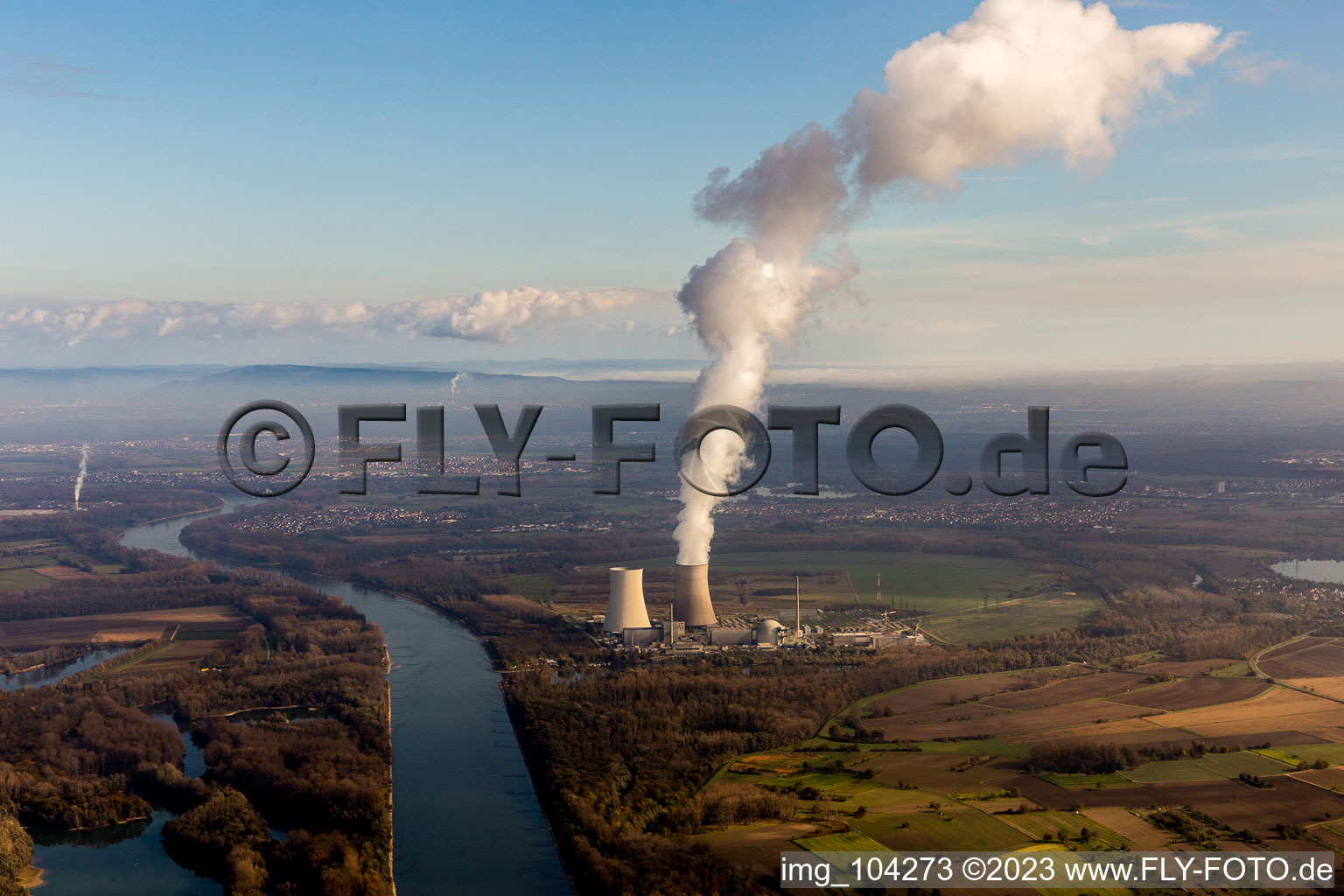 Photographie aérienne de Colonne de vapeur au-dessus de la tour de refroidissement de la centrale nucléaire d'EnBW Kernkraft GmbH sur le Rheinschanzinsel sur le Rhin à Philippsburg dans le département Bade-Wurtemberg, Allemagne