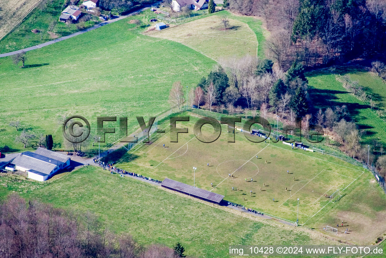 Vue aérienne de Terrain de football à le quartier Hiltersklingen in Mossautal dans le département Hesse, Allemagne