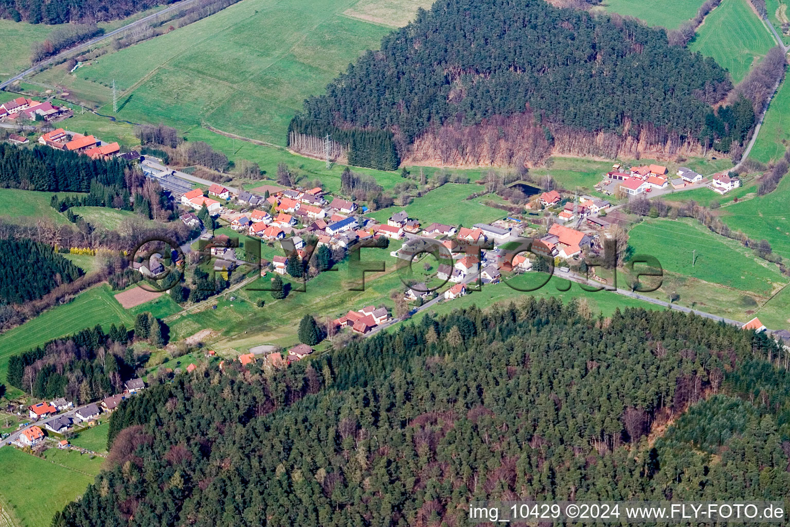 Vue aérienne de Vue sur le village à le quartier Güttersbach in Mossautal dans le département Hesse, Allemagne