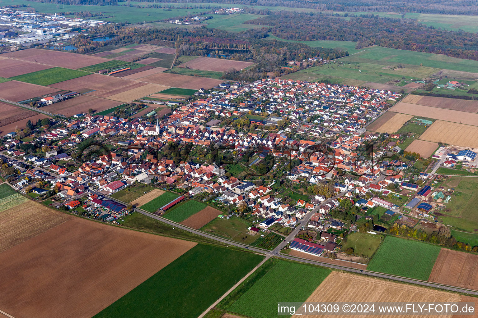 Vue aérienne de Champs agricoles et surfaces utilisables à le quartier Ottersheim in Ottersheim bei Landau dans le département Rhénanie-Palatinat, Allemagne