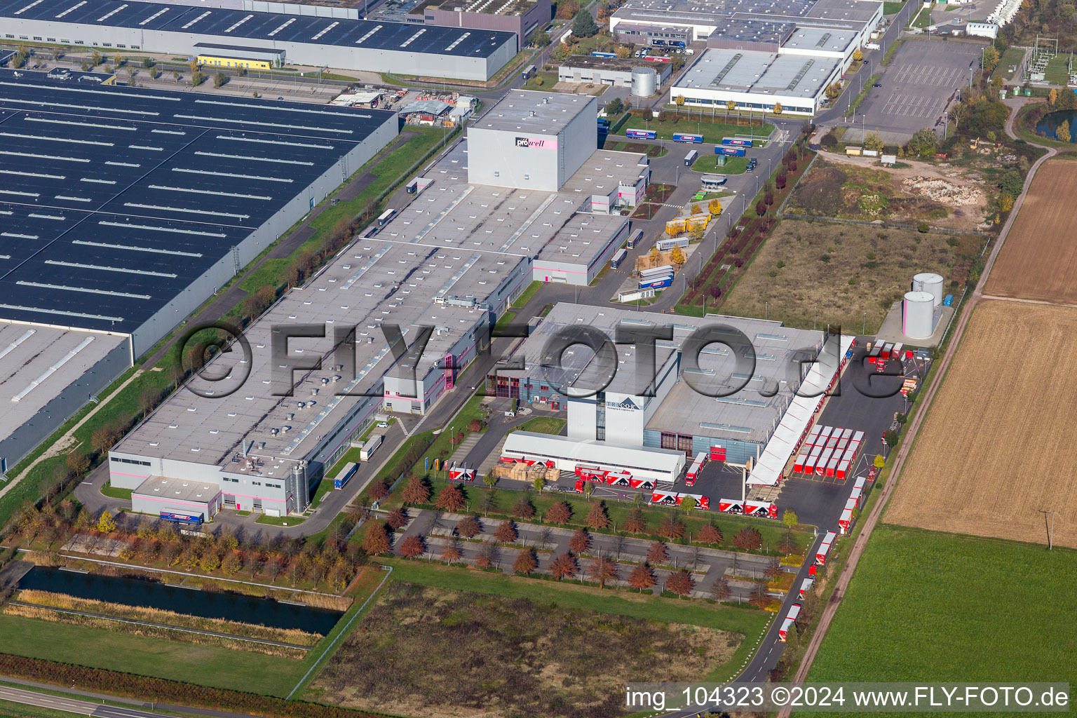 Vue aérienne de Entrepôts et bâtiments d'expédition de Tricor Packaging & Logistics AG à Offenbach an der Queich dans le département Rhénanie-Palatinat, Allemagne