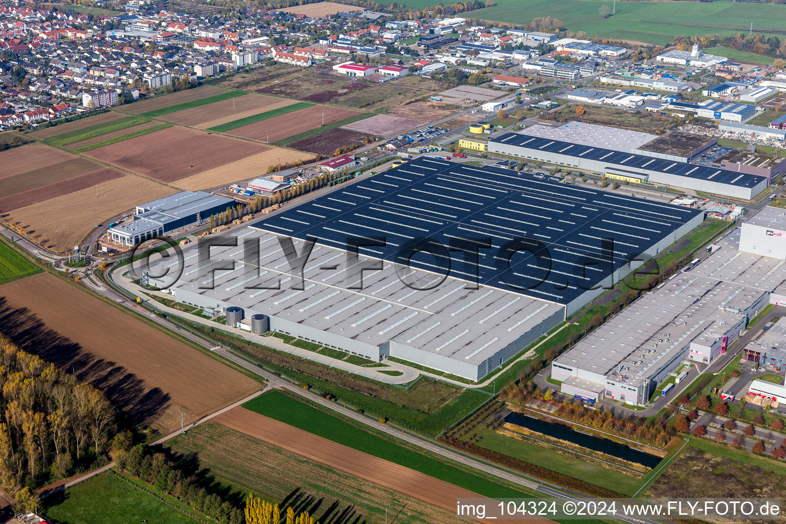 Vue aérienne de Complexe immobilier et terrain du centre logistique Mercedes Benz à Offenbach an der Queich dans le département Rhénanie-Palatinat, Allemagne