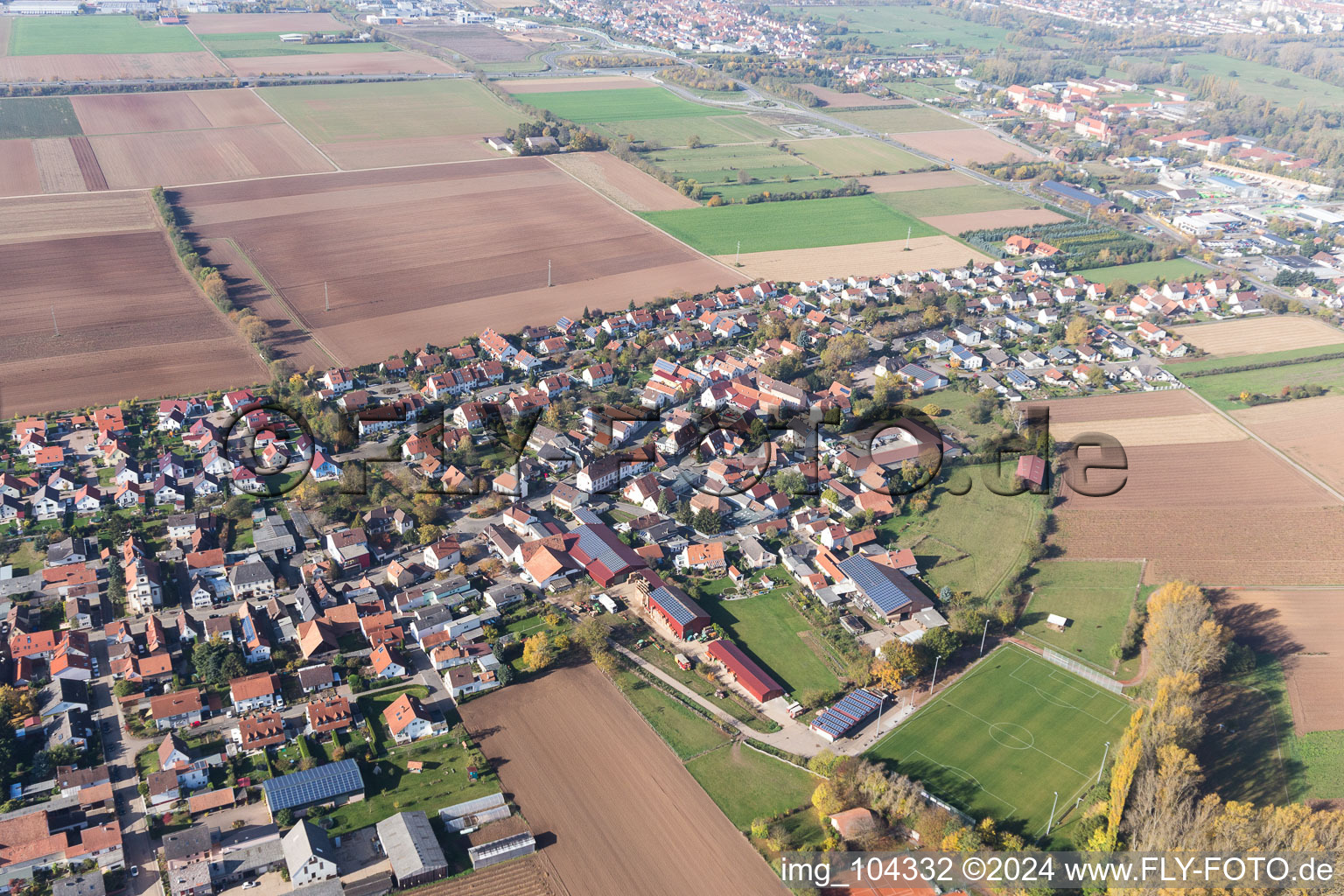 Vue aérienne de Champs agricoles et surfaces utilisables à le quartier Mörlheim in Landau in der Pfalz dans le département Rhénanie-Palatinat, Allemagne